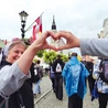   Pielgrzymi nadziei w drodze do bolesławieckiej bazyliki. 