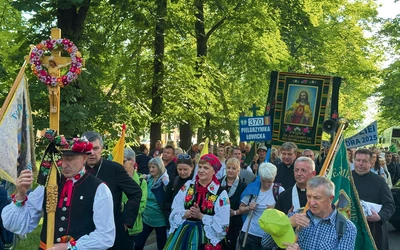  Niektórzy  na wyjście założyli stroje ludowe i specjalnie przygotowane koszulki.
