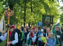  Niektórzy  na wyjście założyli stroje ludowe i specjalnie przygotowane koszulki.