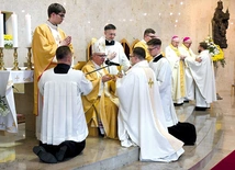 Wyświęcani otrzymali z rąk biskupa patenę z chlebem oraz kielich z winem i wodą na znak, że odtąd będą sprawować Eucharystię. 