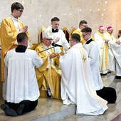 Wyświęcani otrzymali z rąk biskupa patenę z chlebem oraz kielich z winem i wodą na znak, że odtąd będą sprawować Eucharystię. 