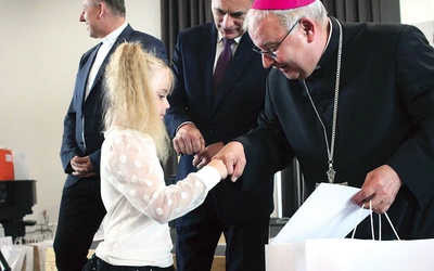  Biskup przybijał „żółwika” z najmłodszymi laureatami konkursu artystycznego.