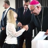  Biskup przybijał „żółwika” z najmłodszymi laureatami konkursu artystycznego.