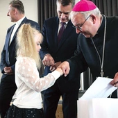  Biskup przybijał „żółwika” z najmłodszymi laureatami konkursu artystycznego.