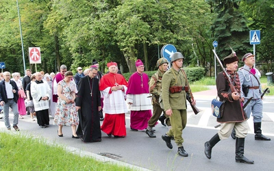 Marsz wdzięczności z legatem papieskim kard. Ladislavem Németem przeszedł tymi samymi ulicami Płocka, którymi  34 lata temu pielgrzymował św. Jan Paweł II.
