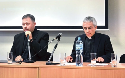 Po wykładach był czas na pytania. Tu ks. Yuriy Shchurko (z lewej) i ks. Rajmund Porada.  