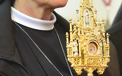 Relikwiarz zawiera fragmenty habitów męczenniczek.