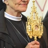 Relikwiarz zawiera fragmenty habitów męczenniczek.
