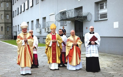  To była  Msza św. w cieniu historii – na więziennym dziedzińcu wysłannik papieża Leona XIV spotkał się z osadzonymi.