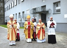  To była  Msza św. w cieniu historii – na więziennym dziedzińcu wysłannik papieża Leona XIV spotkał się z osadzonymi.