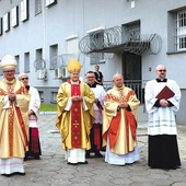  To była  Msza św. w cieniu historii – na więziennym dziedzińcu wysłannik papieża Leona XIV spotkał się z osadzonymi.