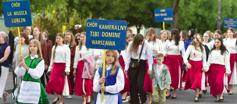 Po oficjalnym otwarciu, chóry w korowodzie przemierzyły ulice miasta, by w kościele św. Anny wziąć udział w inauguracyjnym koncercie. 