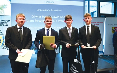 Pierwsze miejsce zajęli autorzy projektu „Sprawiedliwi z Borowej Wsi”. Od lewej: Jakub Wawrzinek, Oliwier Hajda, Adam Strużyński i Dawid Koch. Nagrody odebrali 30 maja, podczas finału zorganizowanego w MBP w Opolu. 