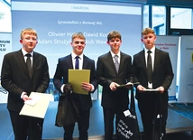 Pierwsze miejsce zajęli autorzy projektu „Sprawiedliwi z Borowej Wsi”. Od lewej: Jakub Wawrzinek, Oliwier Hajda, Adam Strużyński i Dawid Koch. Nagrody odebrali 30 maja, podczas finału zorganizowanego w MBP w Opolu. 