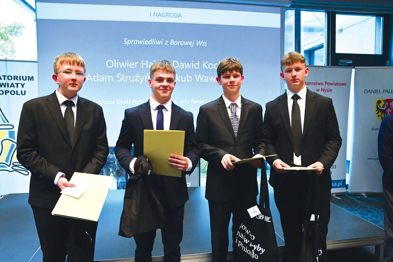 Pierwsze miejsce zajęli autorzy projektu „Sprawiedliwi z Borowej Wsi”. Od lewej: Jakub Wawrzinek, Oliwier Hajda, Adam Strużyński i Dawid Koch. Nagrody odebrali 30 maja, podczas finału zorganizowanego w MBP w Opolu. 