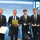 Pierwsze miejsce zajęli autorzy projektu „Sprawiedliwi z Borowej Wsi”. Od lewej: Jakub Wawrzinek, Oliwier Hajda, Adam Strużyński i Dawid Koch. Nagrody odebrali 30 maja, podczas finału zorganizowanego w MBP w Opolu. 