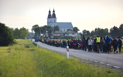  Wejście pątniczek do Starej Błotnicy.