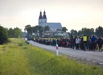  Wejście pątniczek do Starej Błotnicy.