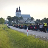  Wejście pątniczek do Starej Błotnicy.