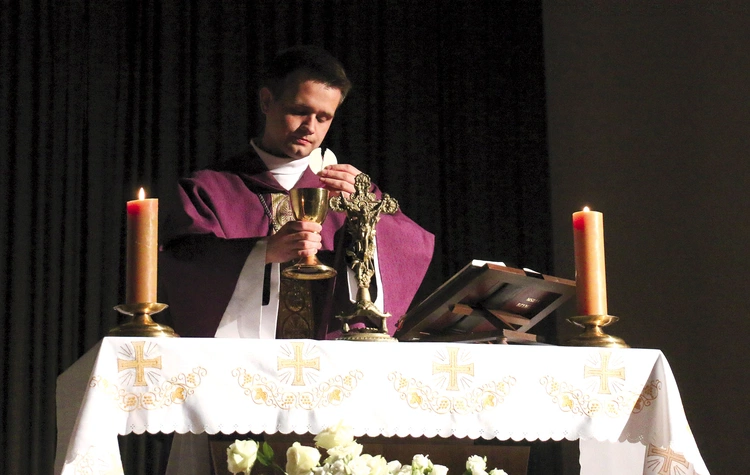  W rolę biskupa wcielił się  al. Szymon Figarski.