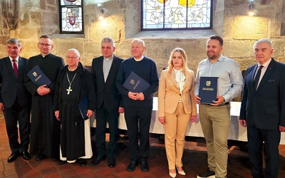  Umowy podpisano w opactwie cysterskim w Wąchocku.