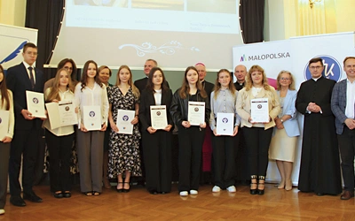 Laureaci z organizatorami, patronami, partnerami i honorowymi gośćmi. W kategorii szkół podstawowych zwyciężyli: Natalia Kafara (I miejsce), Maja Ferfecka (II miejsce), Katarzyna Mazur (III miejsce), Karol Guzik (nagroda abp. Henryka Nowackiego) i Joanna Borysik (nagroda internautów). W kategorii szkół ponadpodstawowych nagrodzeni to: Izabela Janeczek (I miejsce), Lena Janiga (II miejsce), Anna Szczeklik (III miejsce), Dominika Belska (wyróżnienie) i Faustyna Karaś (nagroda internautów). 
