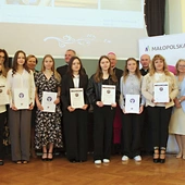 Laureaci z organizatorami, patronami, partnerami i honorowymi gośćmi. W kategorii szkół podstawowych zwyciężyli: Natalia Kafara (I miejsce), Maja Ferfecka (II miejsce), Katarzyna Mazur (III miejsce), Karol Guzik (nagroda abp. Henryka Nowackiego) i Joanna Borysik (nagroda internautów). W kategorii szkół ponadpodstawowych nagrodzeni to: Izabela Janeczek (I miejsce), Lena Janiga (II miejsce), Anna Szczeklik (III miejsce), Dominika Belska (wyróżnienie) i Faustyna Karaś (nagroda internautów). 