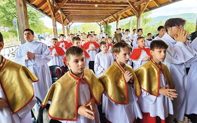 Młodzi służący przy ołtarzu na pasierbieckim zjeździe.
