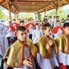 Młodzi służący przy ołtarzu na pasierbieckim zjeździe.