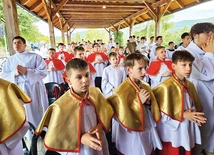 Młodzi służący przy ołtarzu na pasierbieckim zjeździe.