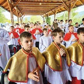 Młodzi służący przy ołtarzu na pasierbieckim zjeździe.