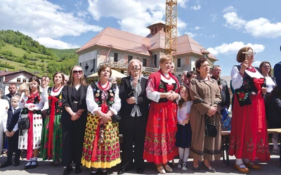 Uczestnicy Mszy św. połączonej z wmurowaniem kamienia węgielnego przynieśli ze sobą krzyże, które trzymali w górze w czasie Credo. To znak, który wiele mówi o ochotniczanach.