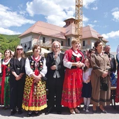 Uczestnicy Mszy św. połączonej z wmurowaniem kamienia węgielnego przynieśli ze sobą krzyże, które trzymali w górze w czasie Credo. To znak, który wiele mówi o ochotniczanach.