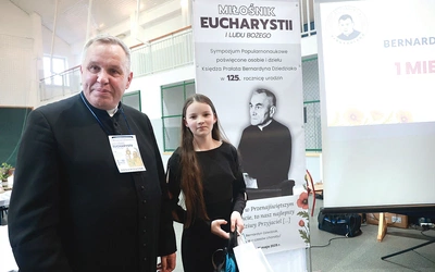 Zosia Gołąb wygrała dekanalny konkurs wiedzy o duszpasterzu. Nagrodę wręczył ks. Wiesław Dzięgiel.