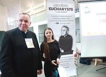 Zosia Gołąb wygrała dekanalny konkurs wiedzy o duszpasterzu. Nagrodę wręczył ks. Wiesław Dzięgiel.