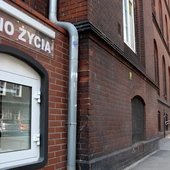 Kolejne dziecko w oknie życia we Wrocławiu! "Leżało przy nim mleko w butelce"