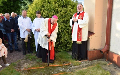 Biskup i proboszcz chwycili za szpadel
