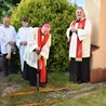 Biskup i proboszcz chwycili za szpadel
