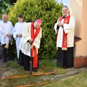 Biskup i proboszcz chwycili za szpadel