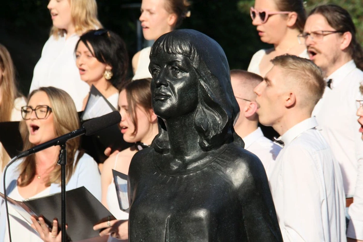 Odsłonięcie rzeźby Ewy Demarczyk nad Stawkiem Zamkowym
