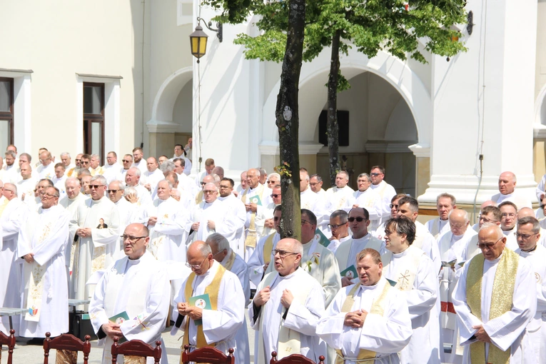 Pielgrzymka tarnowskich kapłanów do Tuchowa