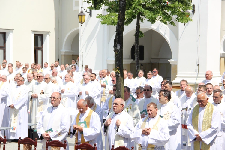 Pielgrzymka tarnowskich kapłanów do Tuchowa
