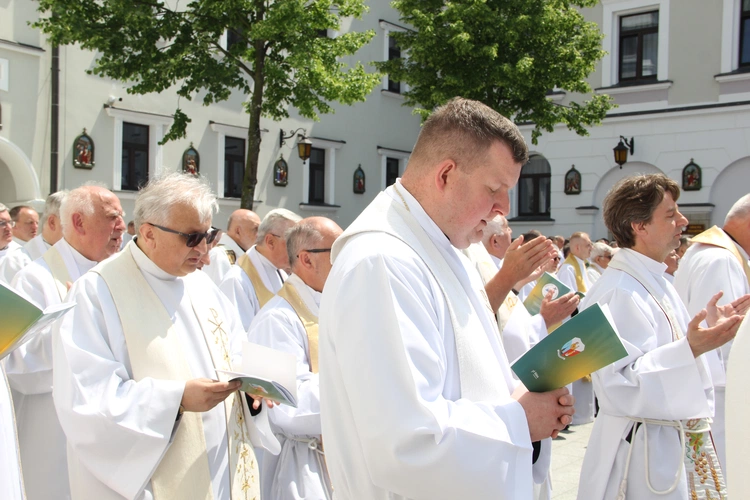 Pielgrzymka tarnowskich kapłanów do Tuchowa