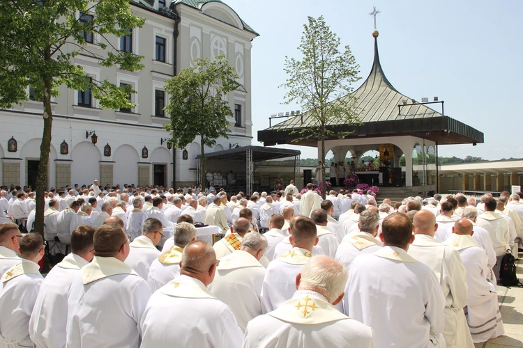 Pielgrzymka tarnowskich kapłanów do Tuchowa