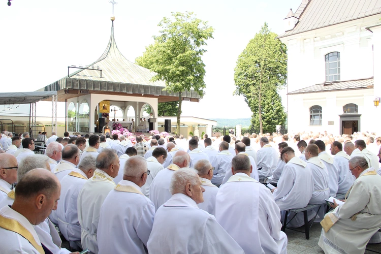 Pielgrzymka tarnowskich kapłanów do Tuchowa
