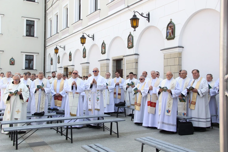 Pielgrzymka tarnowskich kapłanów do Tuchowa