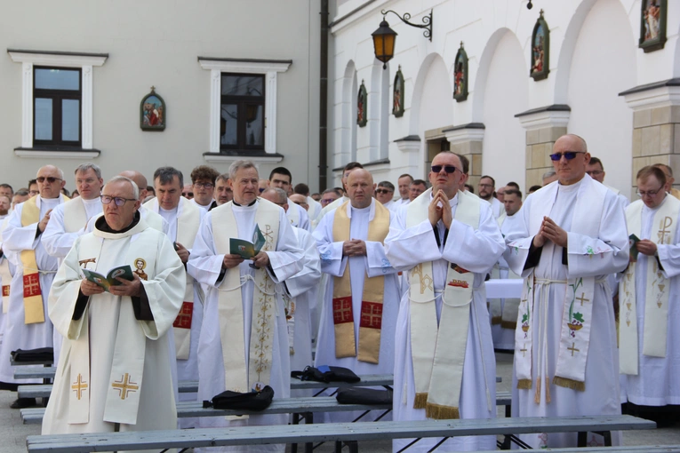 Pielgrzymka tarnowskich kapłanów do Tuchowa