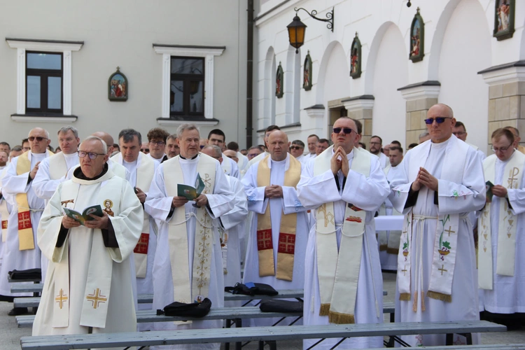 Pielgrzymka tarnowskich kapłanów do Tuchowa