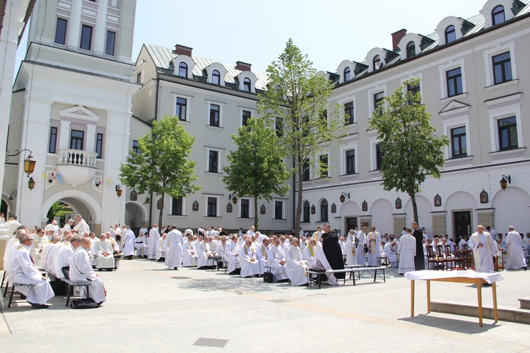 Pielgrzymka tarnowskich kapłanów do Tuchowa