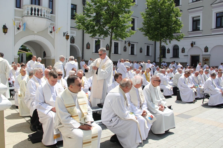 Pielgrzymka tarnowskich kapłanów do Tuchowa
